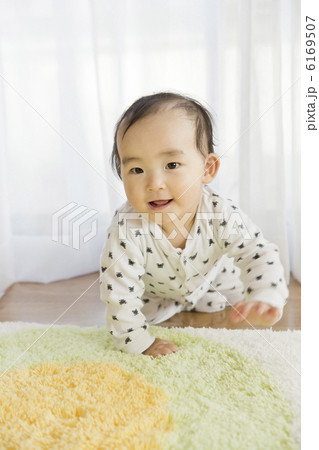 這い這いしている赤ちゃん 6169507