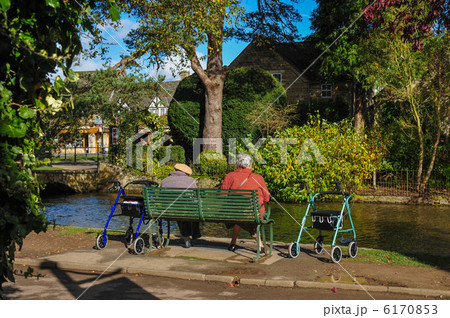 ボートン・オン・ザ・ウォーター　ベンチの老婦人 6170853