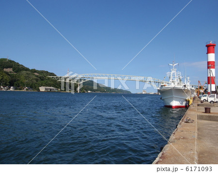境水道大橋と漁船 6171093