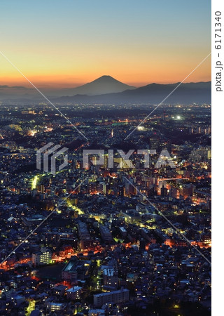 横浜ランドマークタワーからの夕景　富士山（縦構図） 6171340