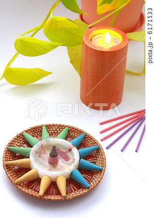 カラフルなお香とキャンドルと観葉植物（白背景） 6171533