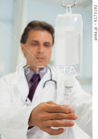 Concentrated doctor connecting the phial 6173192