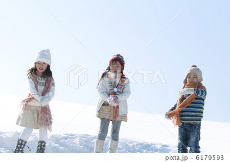 雪原に並ぶ子供たち 6179593