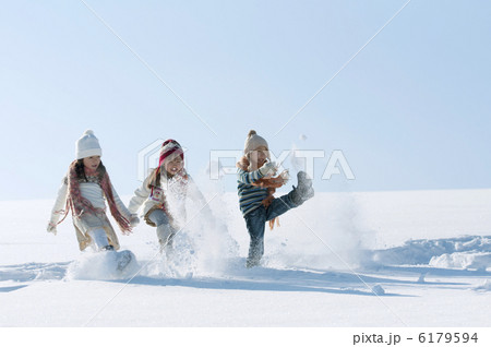 雪を蹴る子供たち 6179594