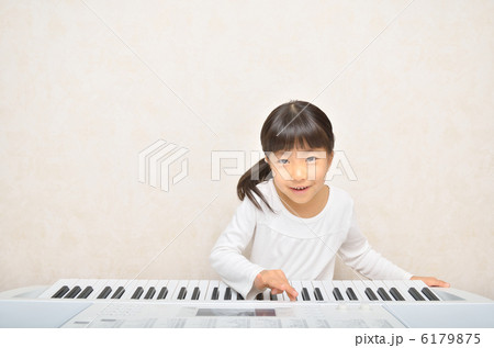 ピアノを弾く女の子 ピアノを弾く女の子 6179875