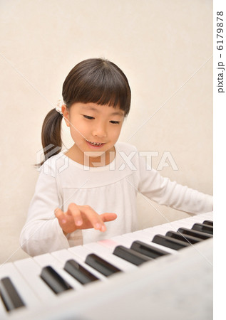 ピアノを弾く女の子 6179878