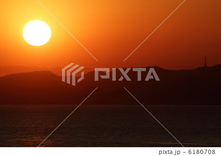 富津岬から見た対岸の三浦半島に沈む夕日 6180708