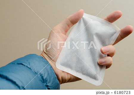 カイロを持つ手 6180723