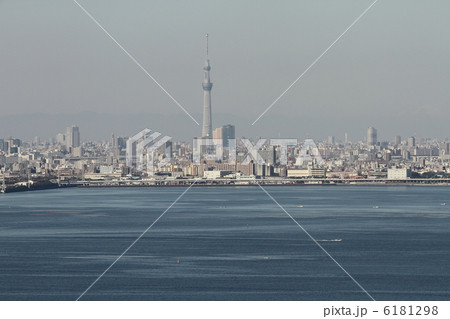 東京湾の上空より東京スカイツリーをのぞむ 東京湾の上空より東京スカイツリーをのぞむ 6181298