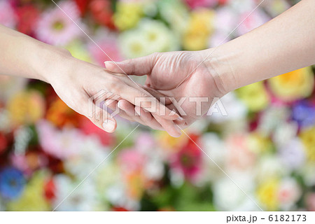 手をつなぐカップル 6182173