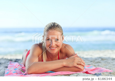Beautiful woman lying down on the beach Beautiful woman lying down on the beach 6186344