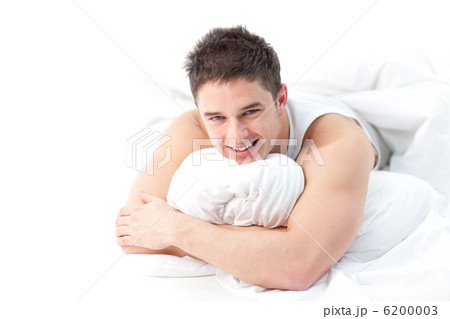 Man lying on bed awake 6200003