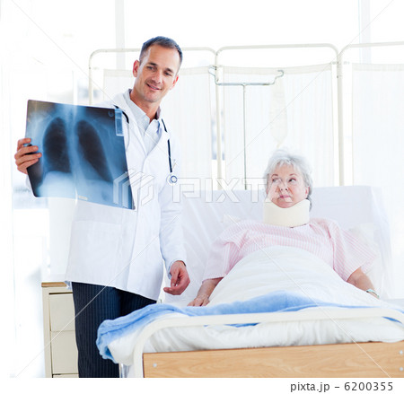 A doctor showing an x-ray to a patient 6200355