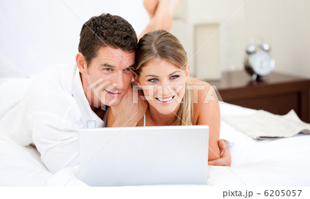 Positive couple surfing on the internet 6205057