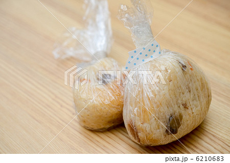 ラッピングされた炊き込みご飯 6210683