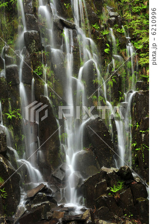 木島平村・一年に一度だけ放流する幻の樽滝 6210996