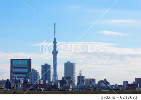 青空が広がる東京スカイツリーと川の手住宅街 青空が広がる東京スカイツリーと川の手住宅街 6212633