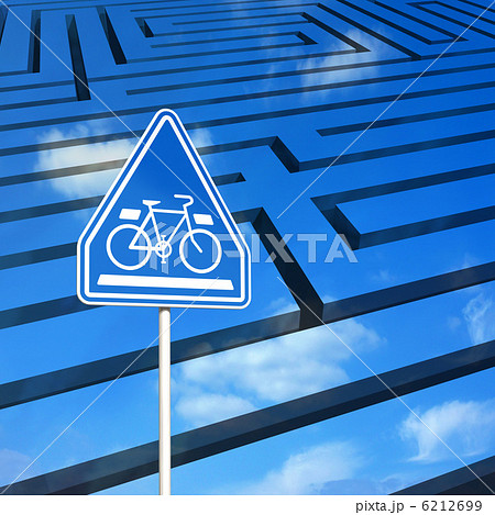 青空の下の道路標識/自転車横断帯 青空の下の道路標識/自転車横断帯 6212699