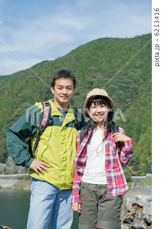 登山をするカップル 6213416