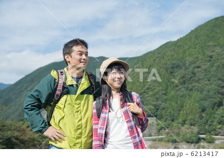 登山をするカップル 6213417