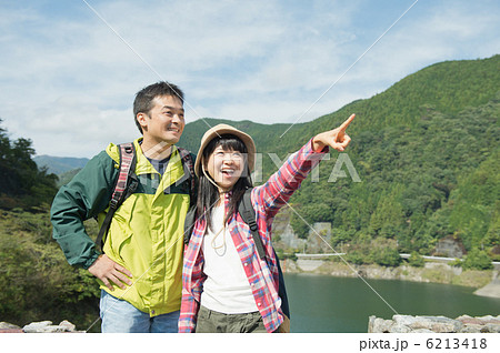 登山をするカップル 6213418