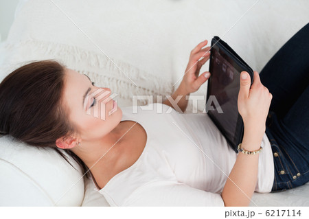 Close up of a young woman using a tablet 6217114