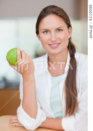 Portrait of a woman with an apple 6219086