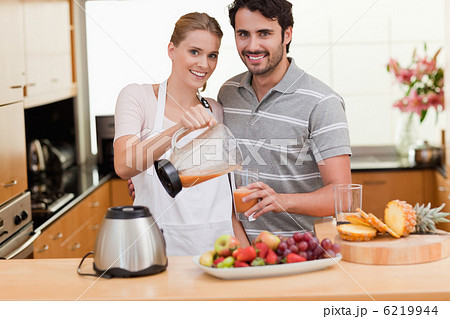 Couple drinking fruits juice 6219944