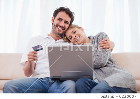 Smiling couple shopping online Smiling couple shopping online 6220007