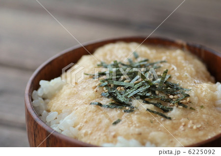 木製食器に入れた味付とろろご飯 6225092