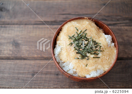 木製食器に入れた味付とろろご飯 6225094