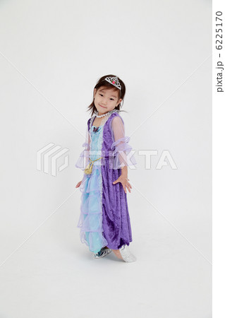 紫のドレスを着た女の子 紫のドレスを着た女の子 6225170