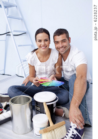 Couple with colour samples to paint new appartment 6228237