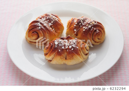 皿に並べたフィンランド風シナモンロール 6232294