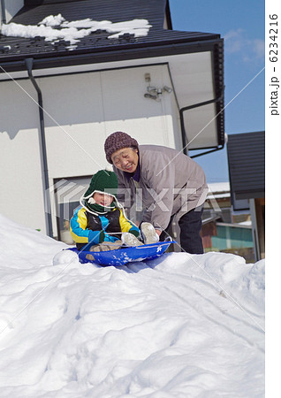 ソリ遊びする子供 6234216