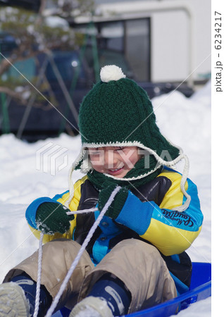 ソリ遊びする子供 6234217