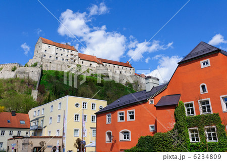 ドイツ　ブルクハウゼン城と旧市街の町並み 6234809