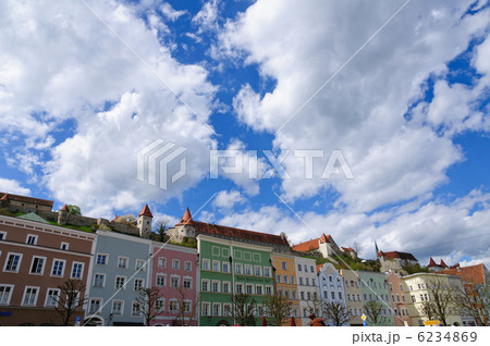 ドイツ　ブルクハウゼン城と旧市街の町並み 6234869