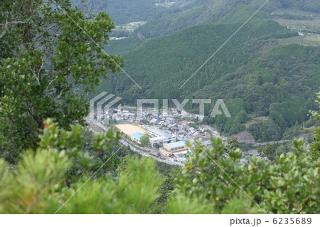 山に囲まれた村の風景 山に囲まれた村の風景 6235689