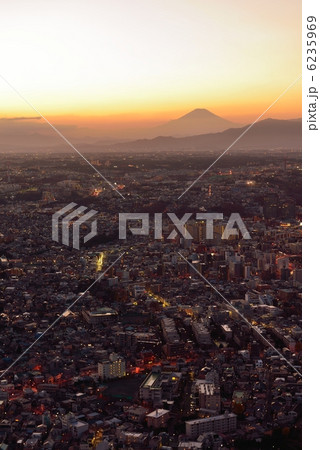 ランドマークタワーからの横浜の夕景　富士山と街のシルエット 6235969