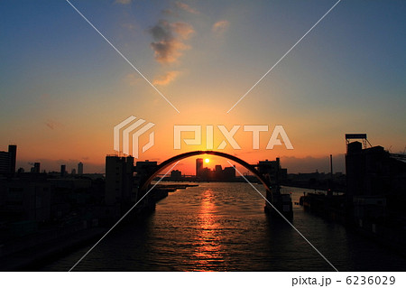 アーチ型水門越しのUSJホテルと日の入り アーチ型水門越しのUSJホテルと日の入り 6236029
