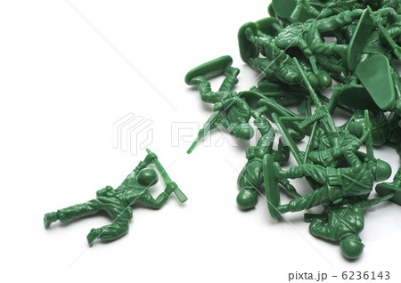 白背景に複数の兵士の玩具 6236143