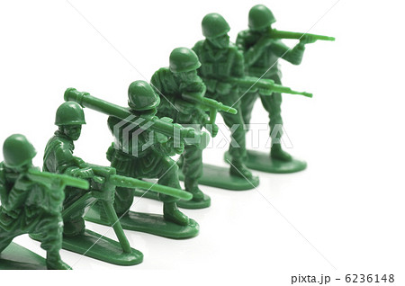 並んで銃をかまえる玩具の兵隊の写真素材
