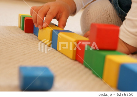 積み木で遊ぶ女の子 6236250
