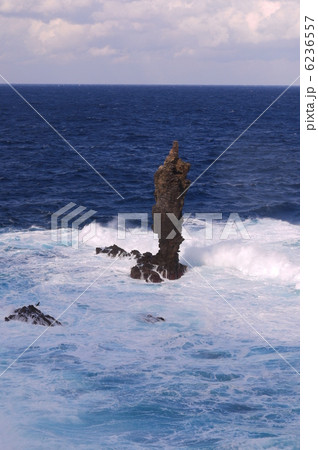 冬の荒波に佇むローソク岩の景色 6236557