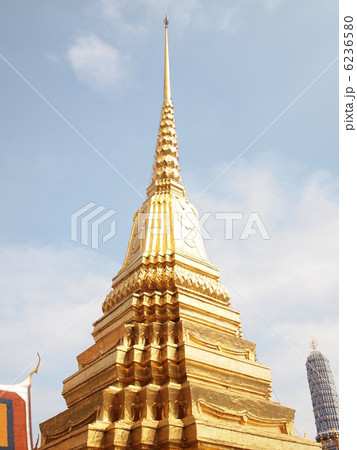 タイ　バンコク　エメラルド寺院　金色のチェディ 6236580