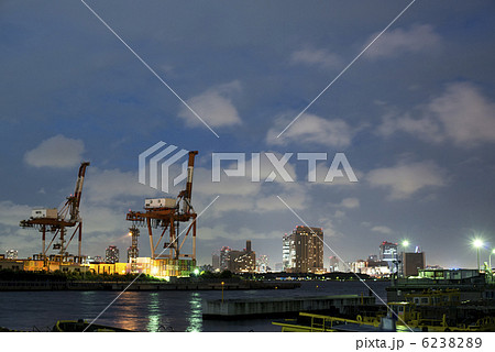 夜の港・ガントリークレーン 6238289