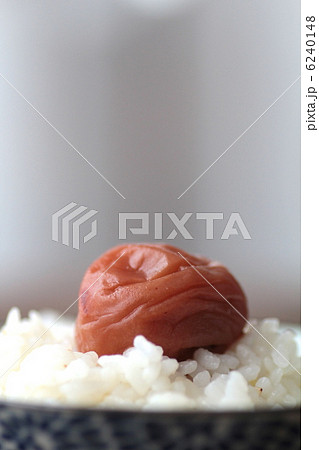 茶碗によそったご飯の上の酸っぱくないハチミツ梅干し 茶碗によそったご飯の上の酸っぱくないハチミツ梅干し 6240148