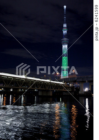 東京スカイツリーの夜景 ライトアップ「ホワイトツリー」 隅田川 縦位置 東京スカイツリーの夜景 ライトアップ「ホワイトツリー」 隅田川 縦位置 6241599