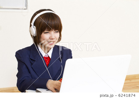 パソコンで勉強する学生 6241874